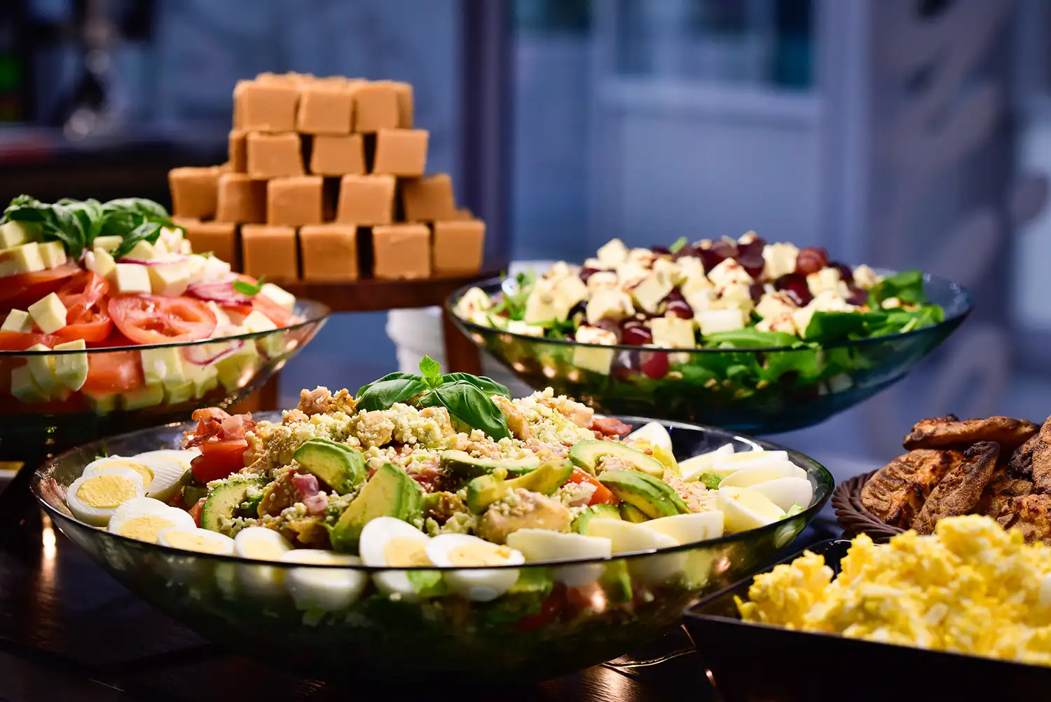 Salaatteja buffetpöydässä