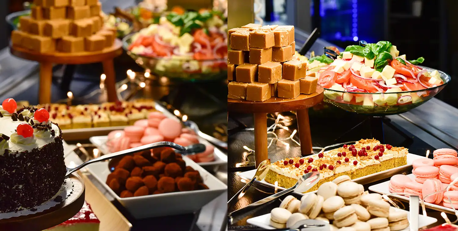 Buffetpöytä, jossa täytekakkuja ja leivonnaisia