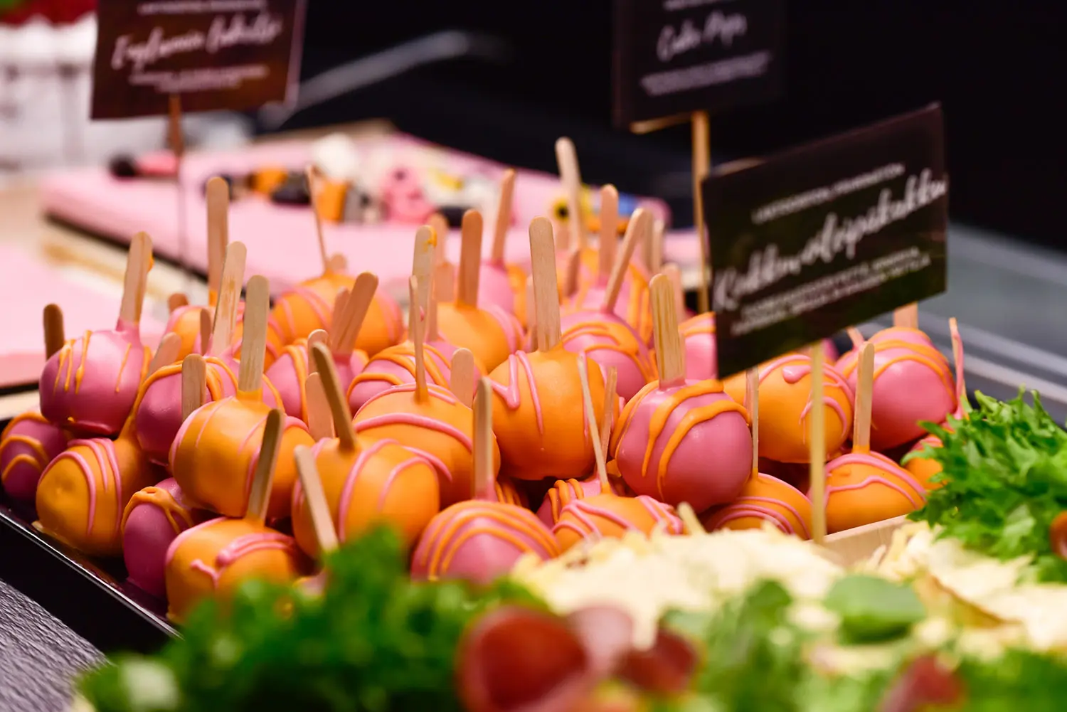 Värikkäät kakkutikkarit vadilla