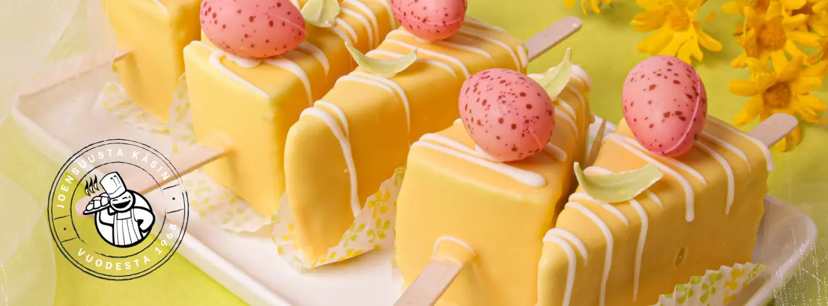 Keltaiset pääsiäismunilla koristellut leivokset pöydällä