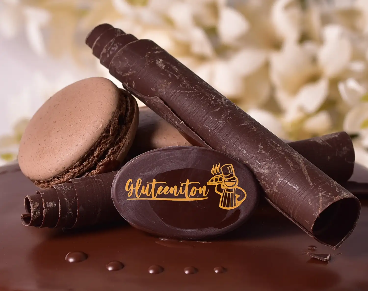 Lähikuva gluteenittoman suklaakakun koristeista