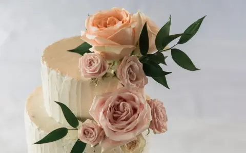 Kukilla koristeltu hääkakku