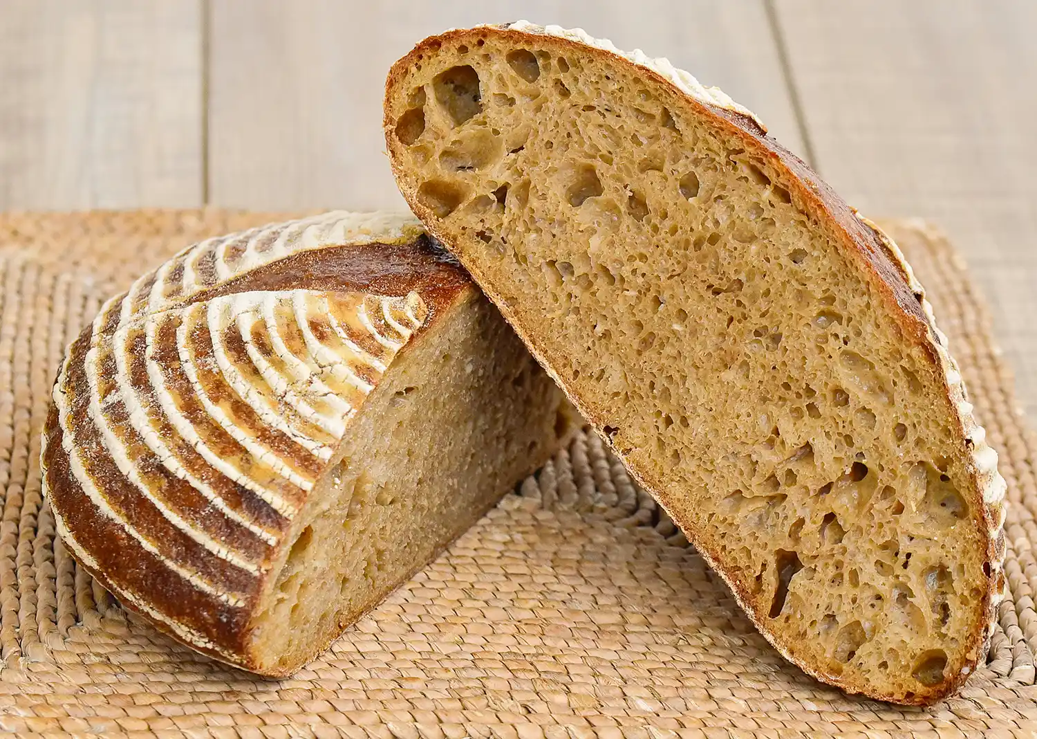 Halkaistu tumma juurileipä