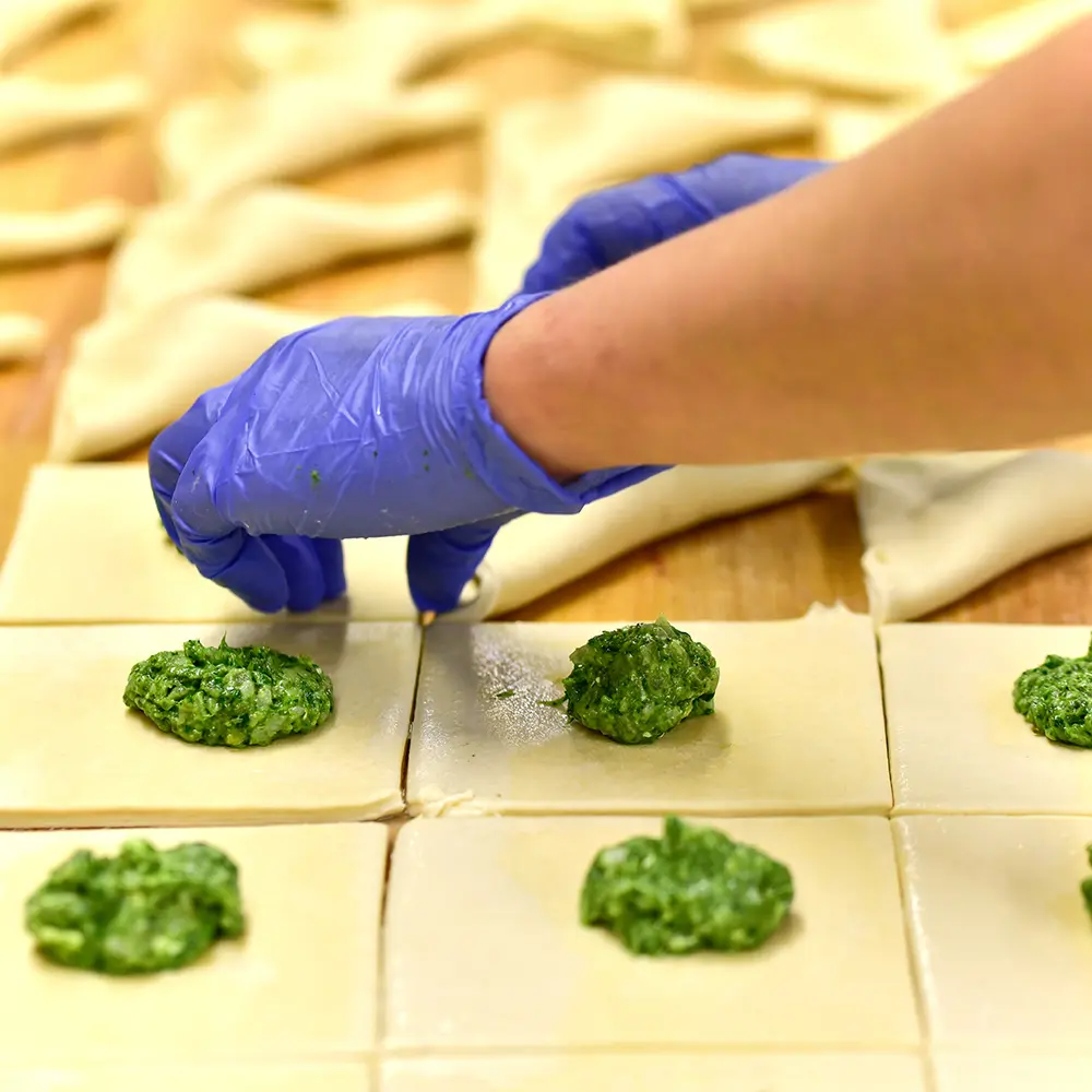 Pasteijoiden valmistusta käsin Heinosen Leipomolla
