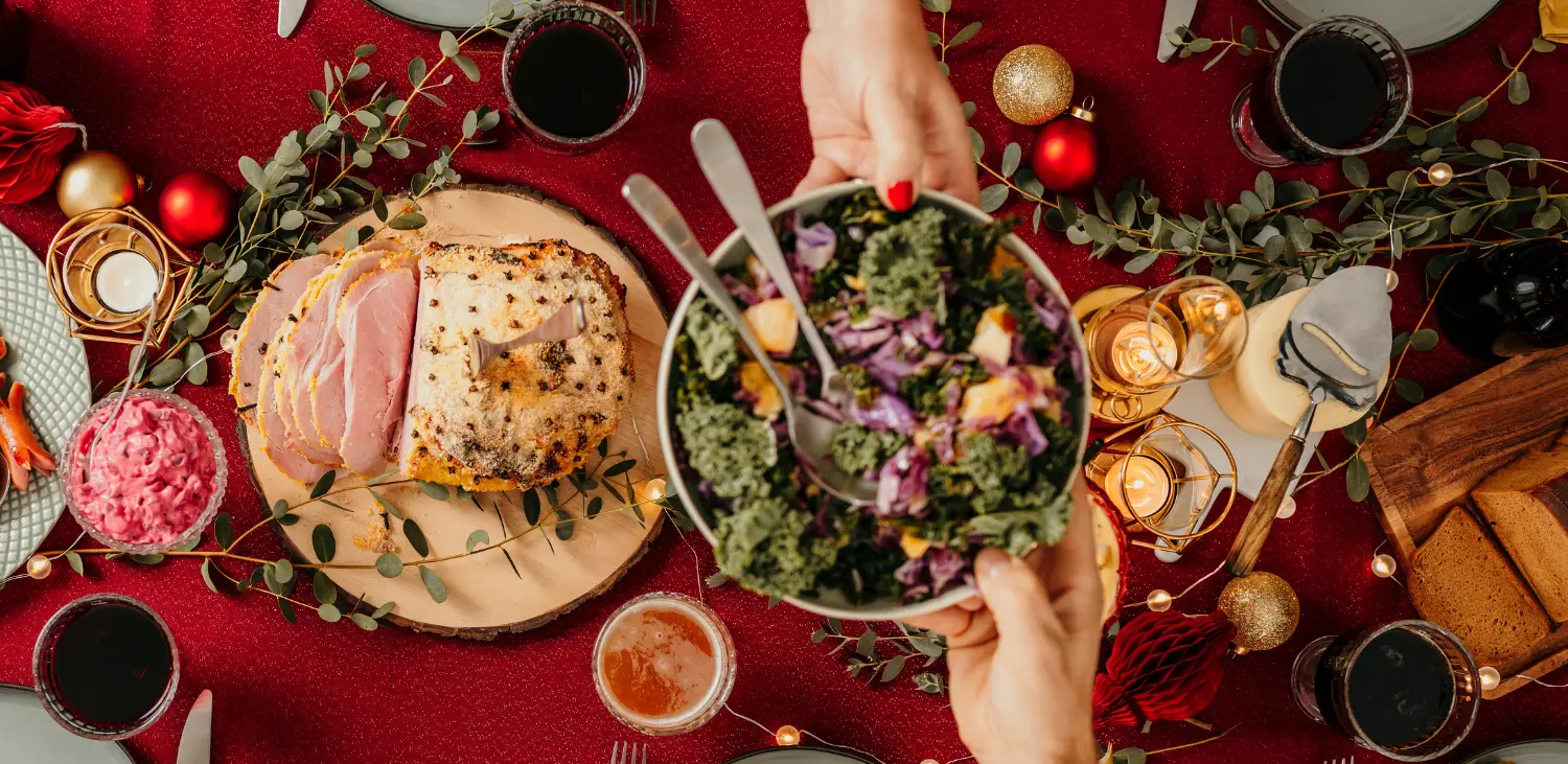 Valmis pikkujoulupöytä yrityksen juhliin