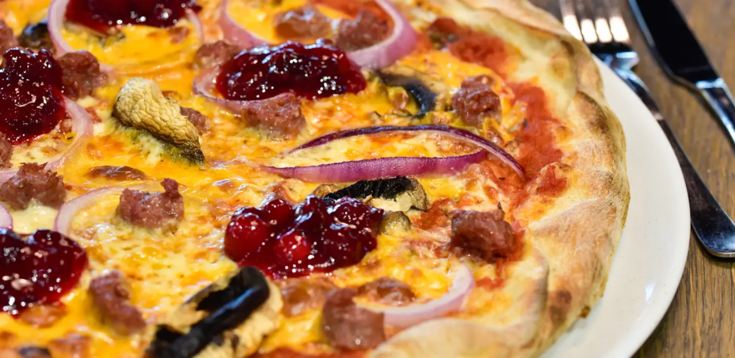 Lähikuva Heinosen käsintehdystä artesaanipizzasta ja pizzapohjasta