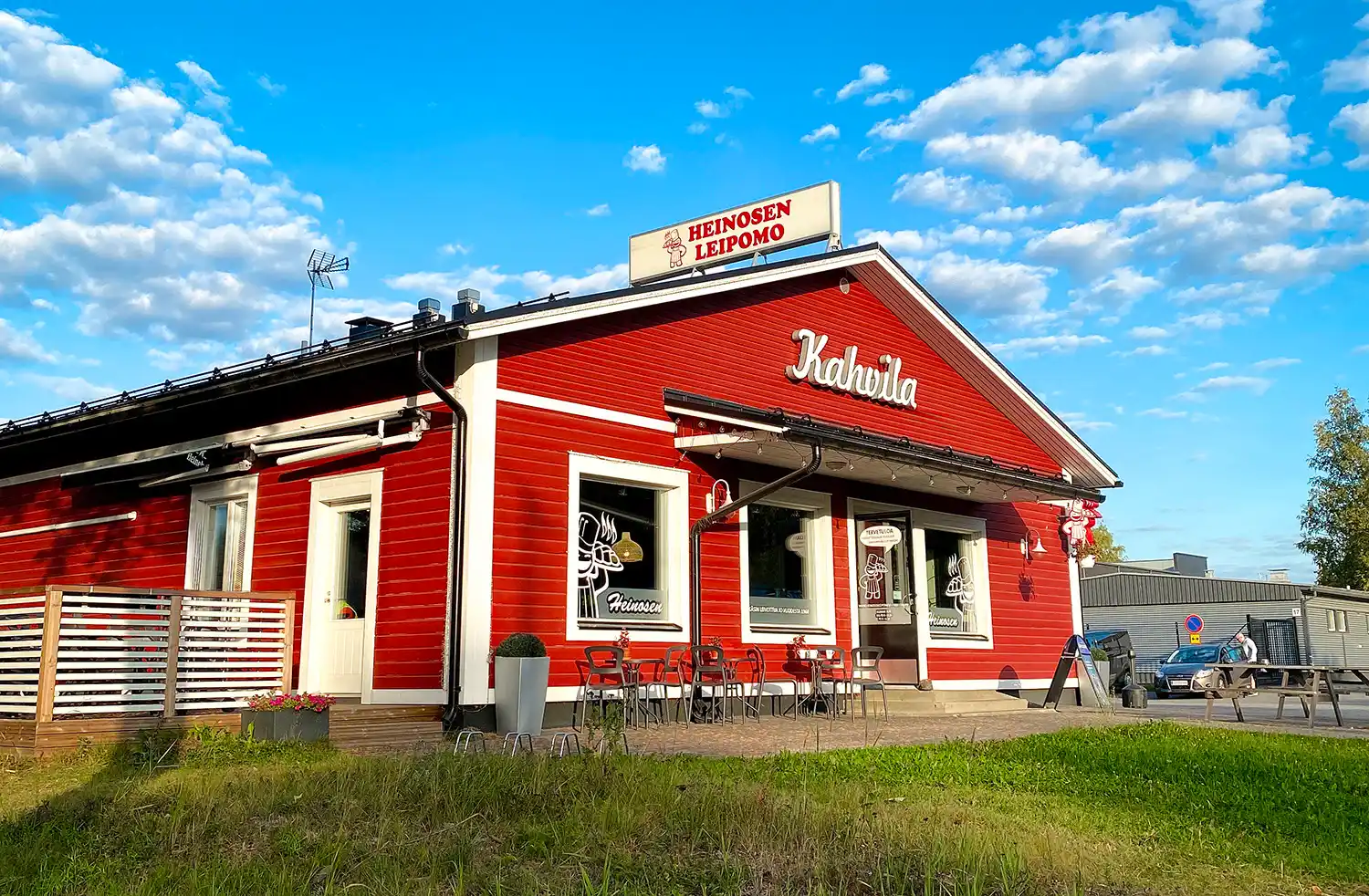 Leipomokahvila ulkoa kesällä