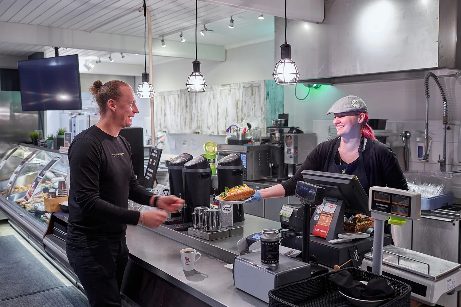 Asiakaspalvelija hiiskoskentien kahvilassa