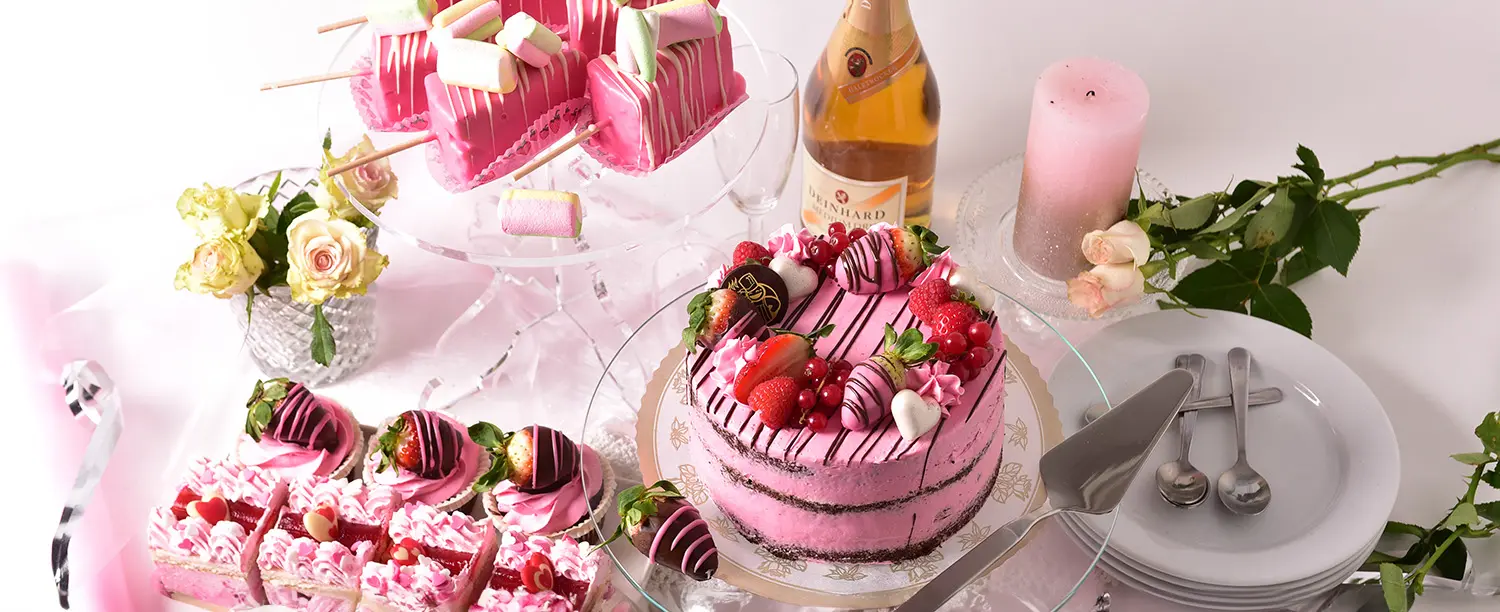 Ystävänpäivän juhlakattaus pöydällä