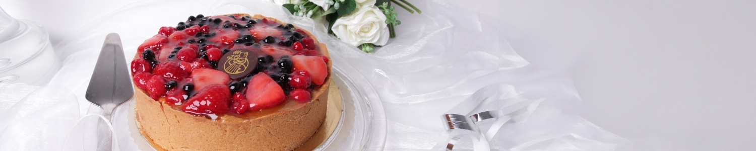 Juustokakku marjoilla koristeltuna