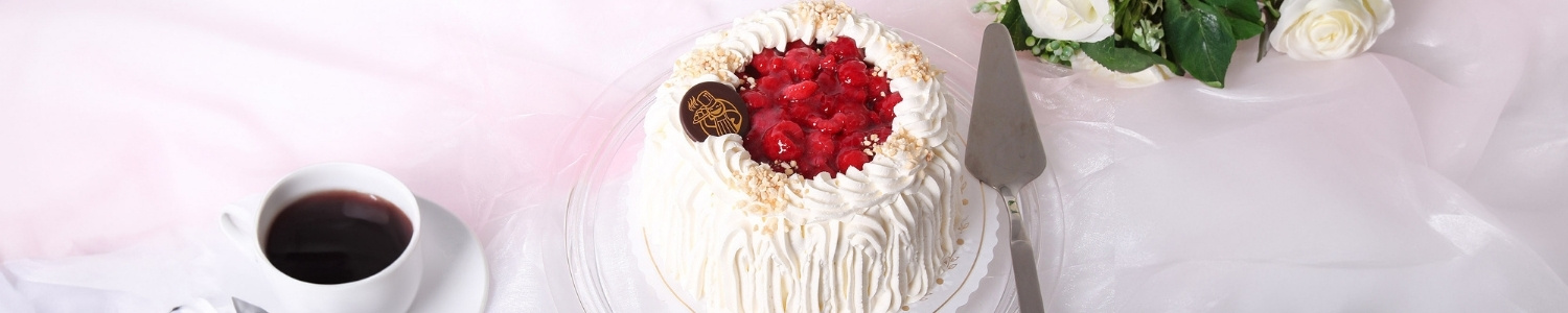 Vadelmakakku Pöydällä