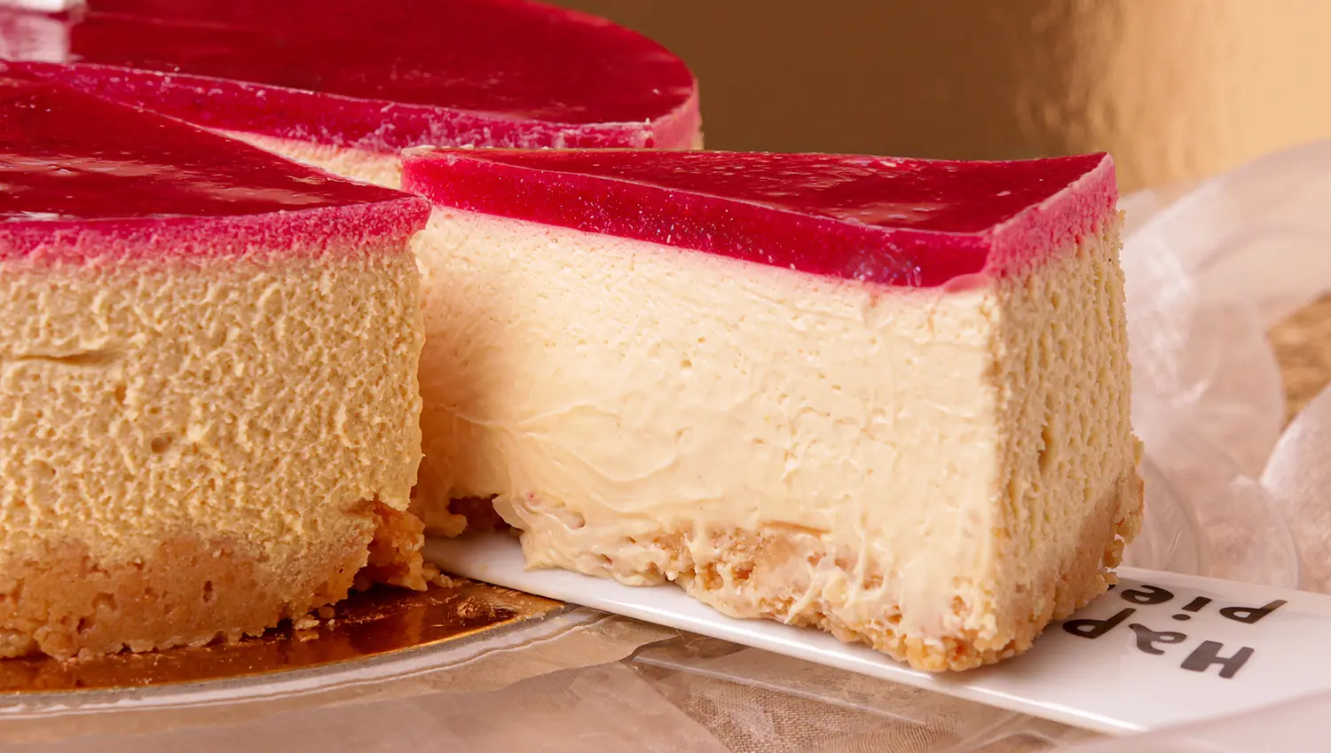 Lähikuva karpalo-valkosuklaa juustokakusta