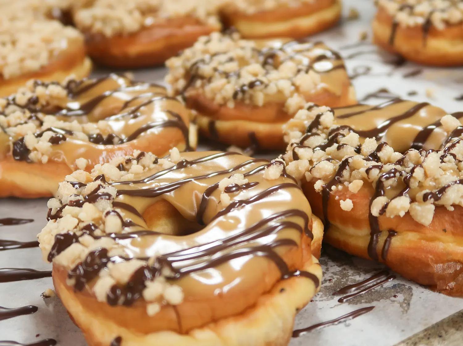 Kinuskilla kuorrutettu donitsi