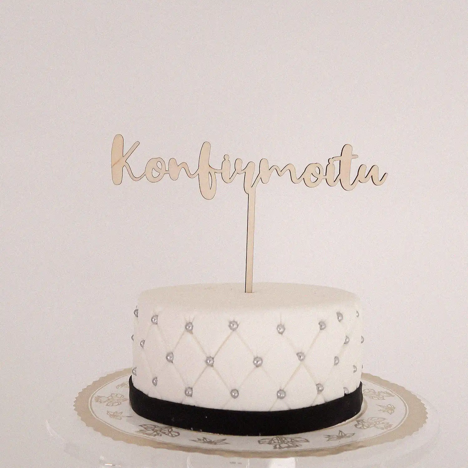 Vanerista valmistettu kyltti KONFIRMOITU - tekstillä