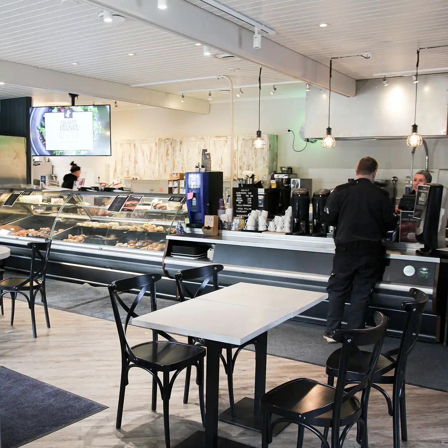 Leipomokahvila hiiskoskentie tiski ja pöydät