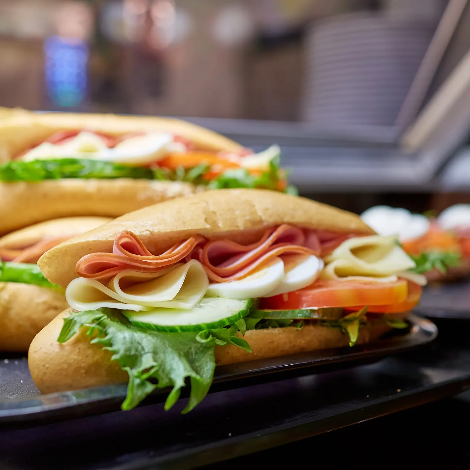 Täytetty sämpylä vitriinissä