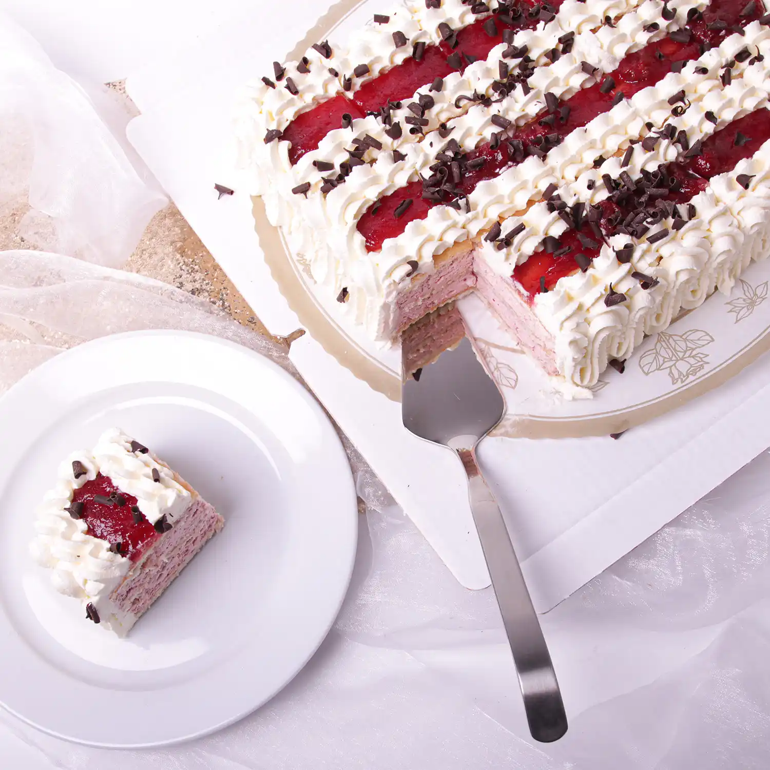 Paloiteltu levykakku ja kakkupala