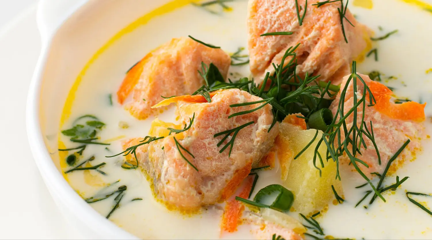 Lähikuva lohikeitosta lautasella