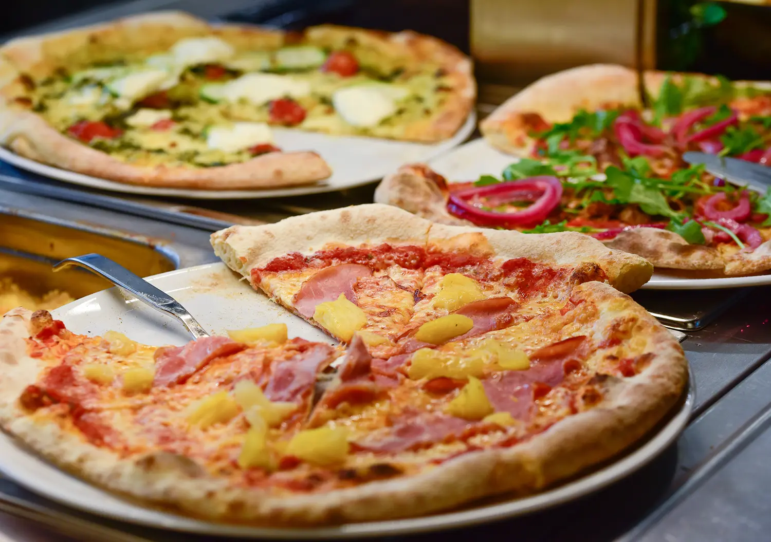 Lähikuva pizzoista lautasella