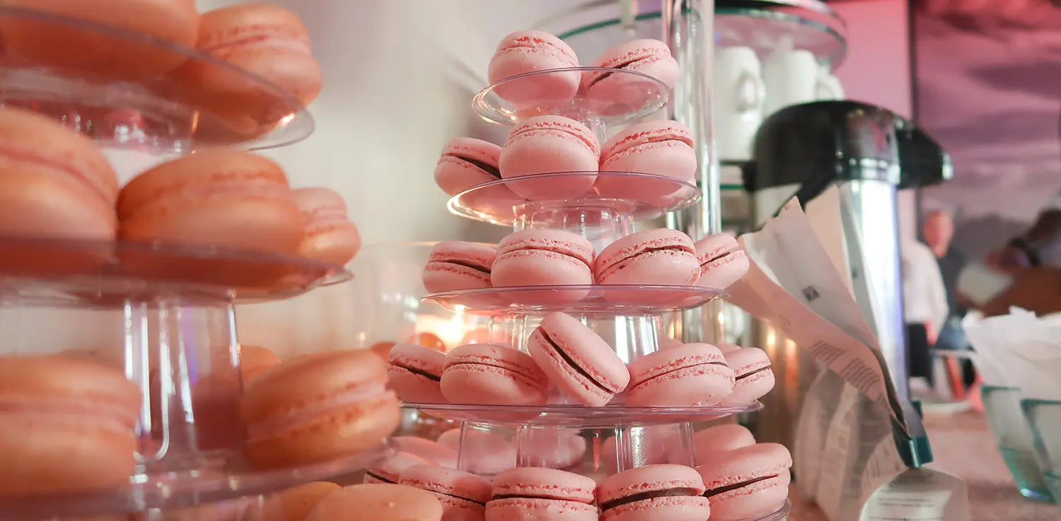 Vaaleanpunaiset macaronleivokset telineessä