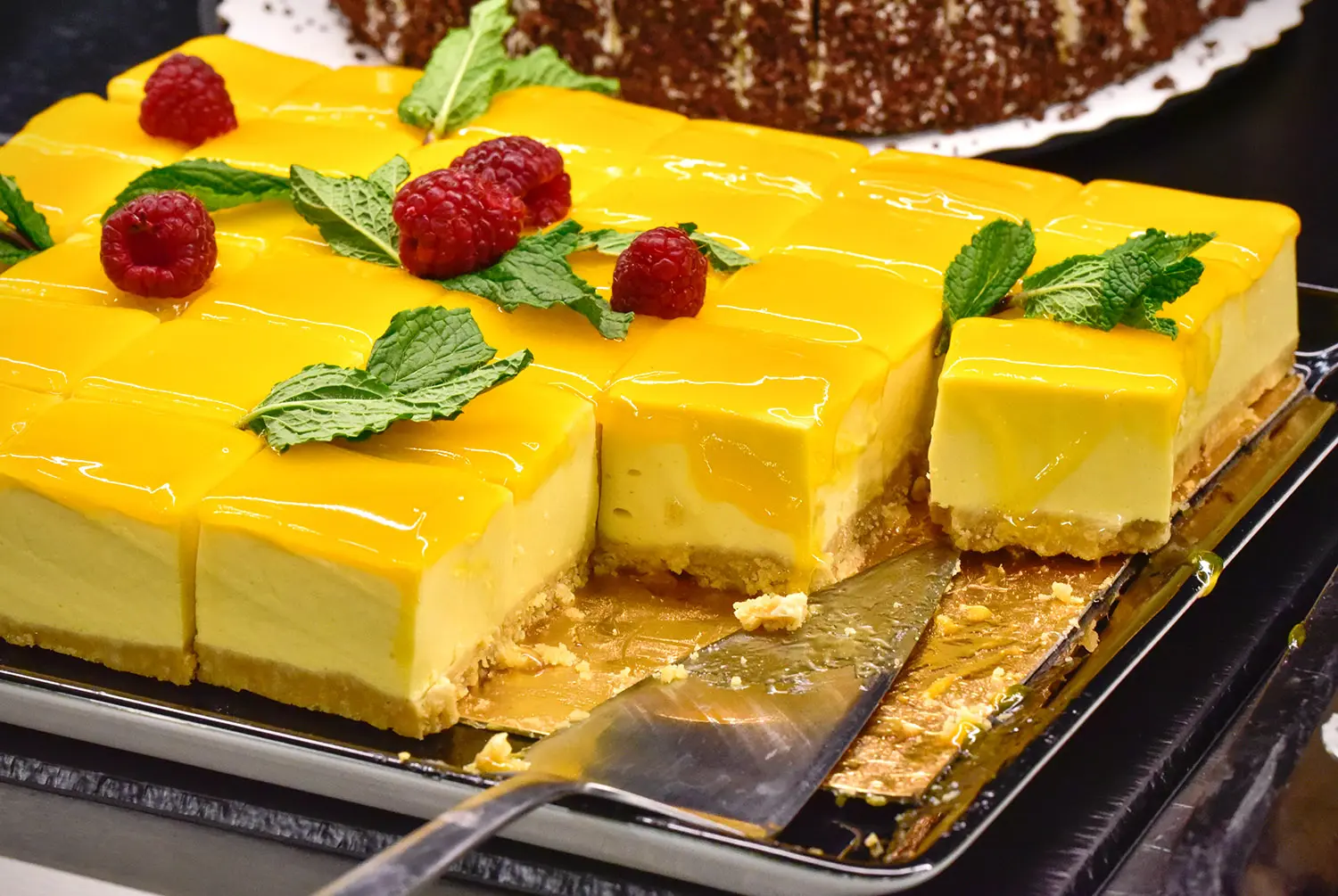 Vadelmilla ja mintulla koristellut mangoleivokset vadilla