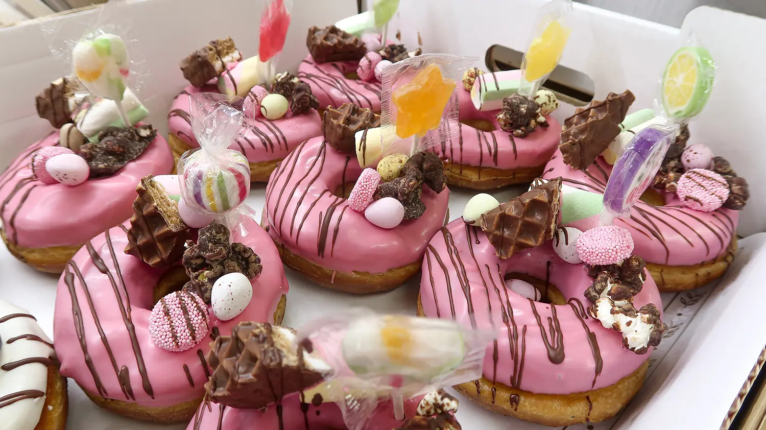 Pinkki munkki karkeilla koristeltuna