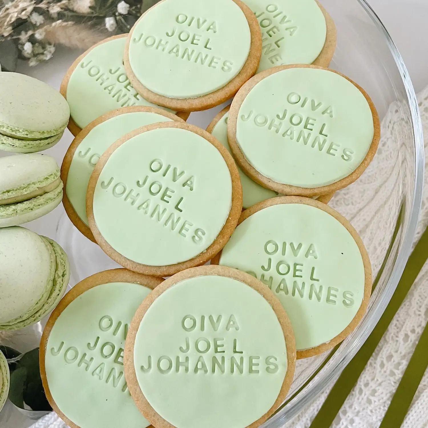 Vaaleanvihreät nimikeksit vadilla