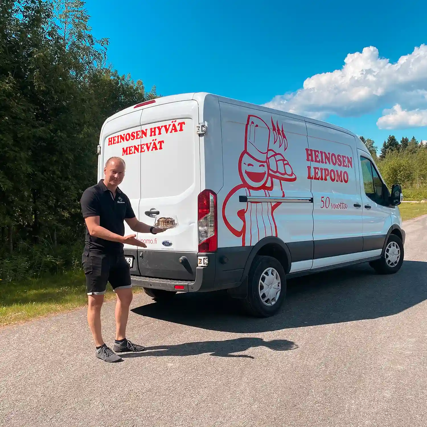 Yrittäjä Hannu Voutilainen toimittamassa täytekakkua pakettiautolla