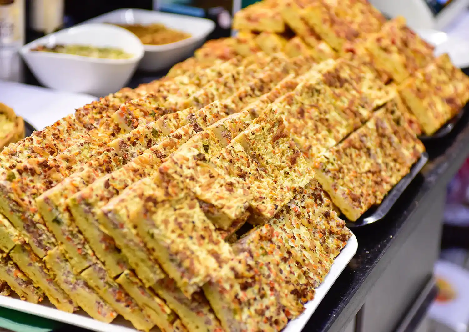 Paloiteltu suolainen piirakka vadilla