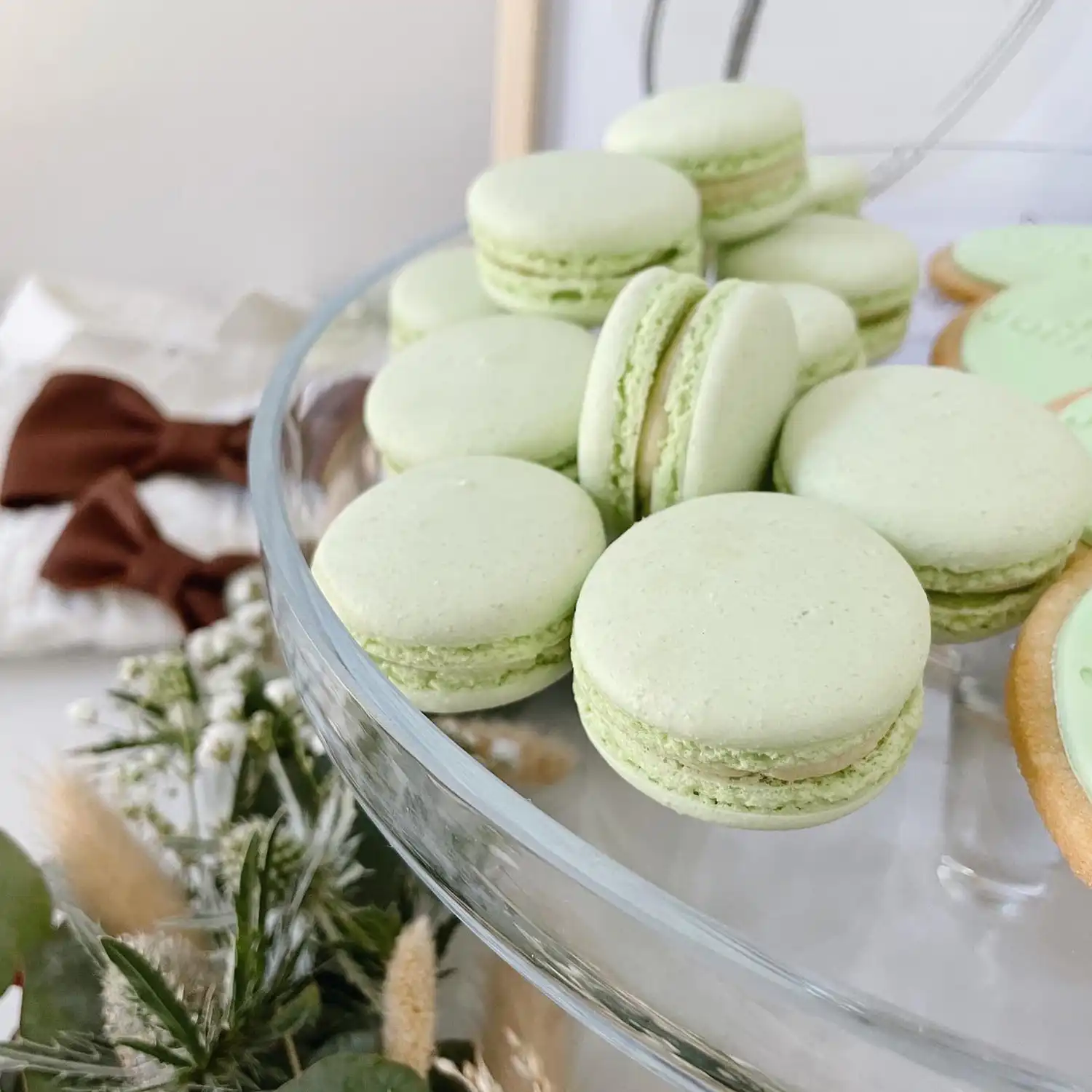 Vaaleanvihreät macaronleivokset vadilla