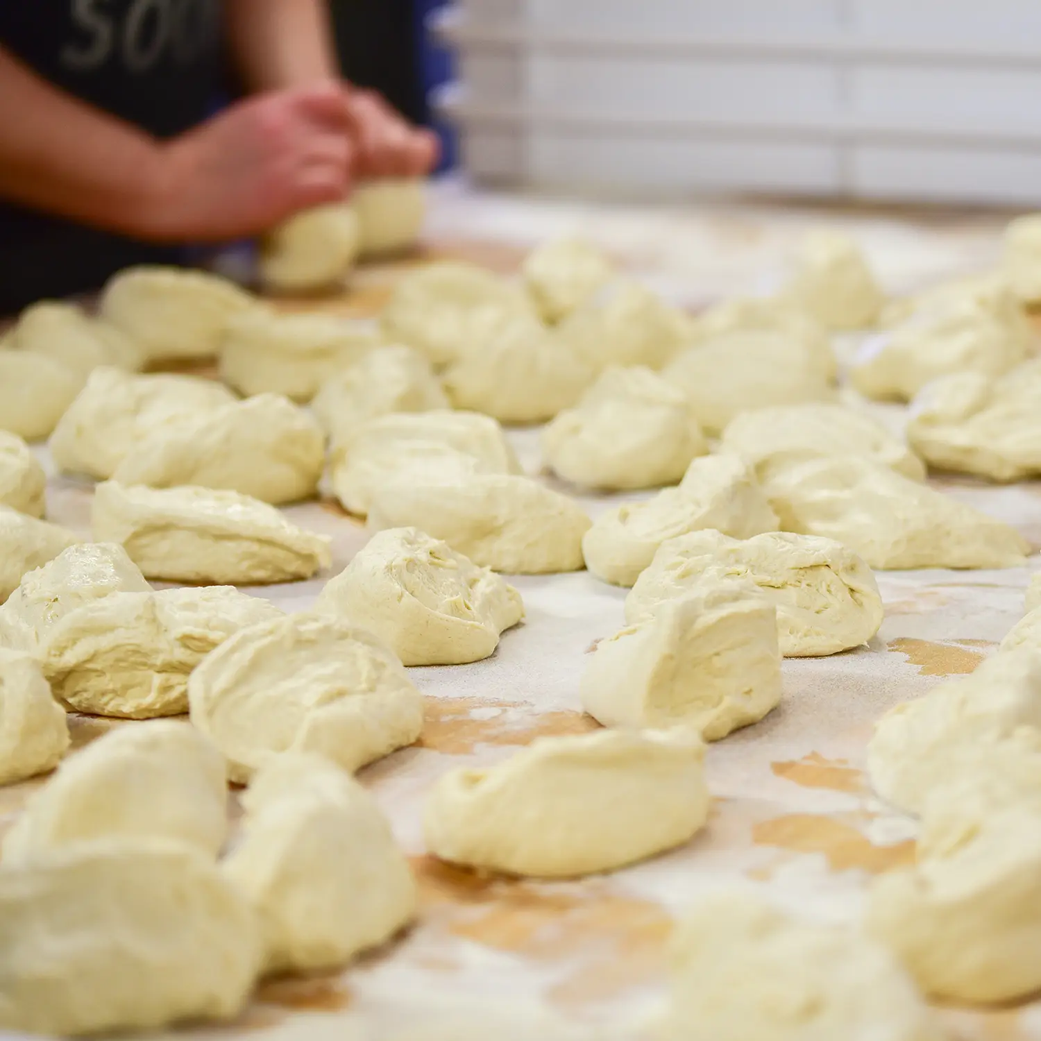 Pizzataikinoita leipurin pöydällä