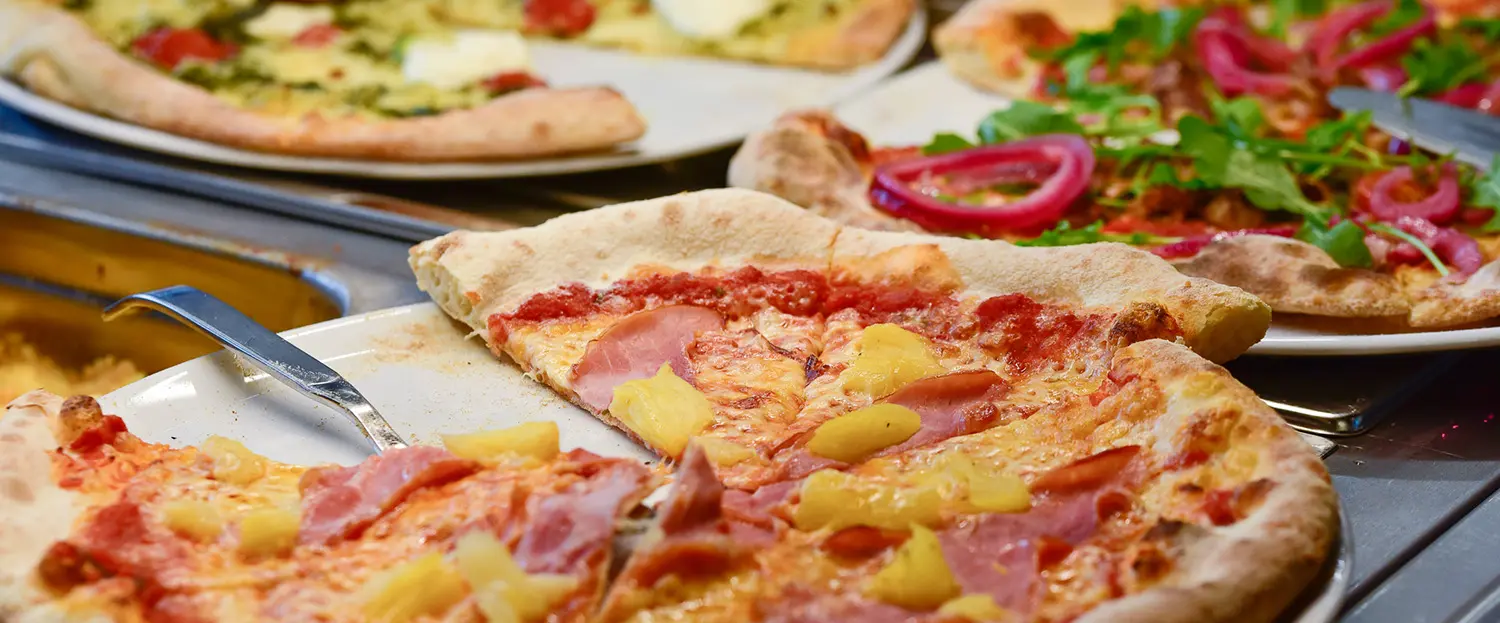 Pizzabuffet pizzoja pöydällä