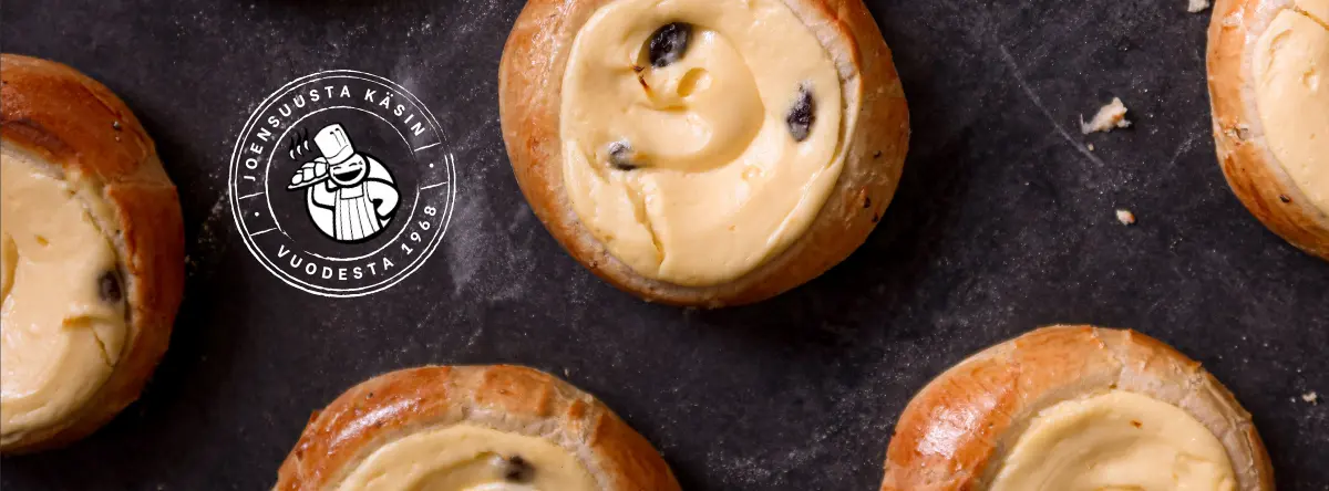 Pullapohjaiset rahkapiirakat mustalla pöydällä