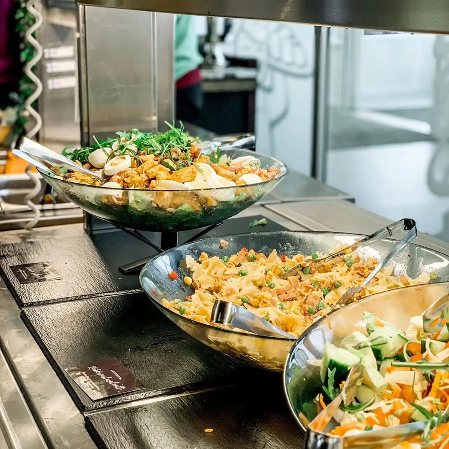 Salaatteja buffetissa pöydällä