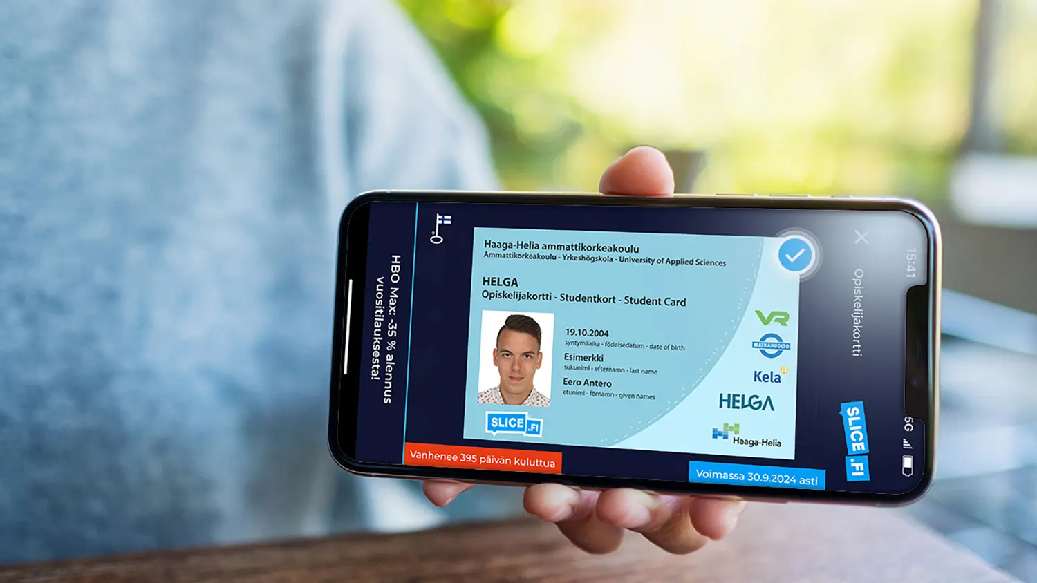 Lähikuva mobiili-opiskelijakortista kädessä