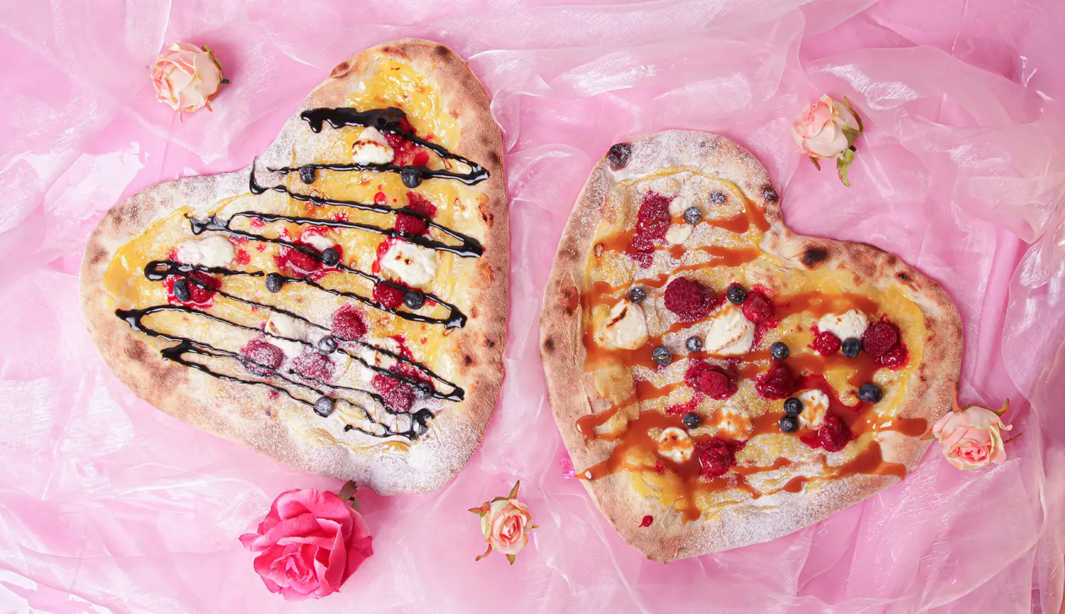 Sydämenmuotoinen makea pizza pöydällä