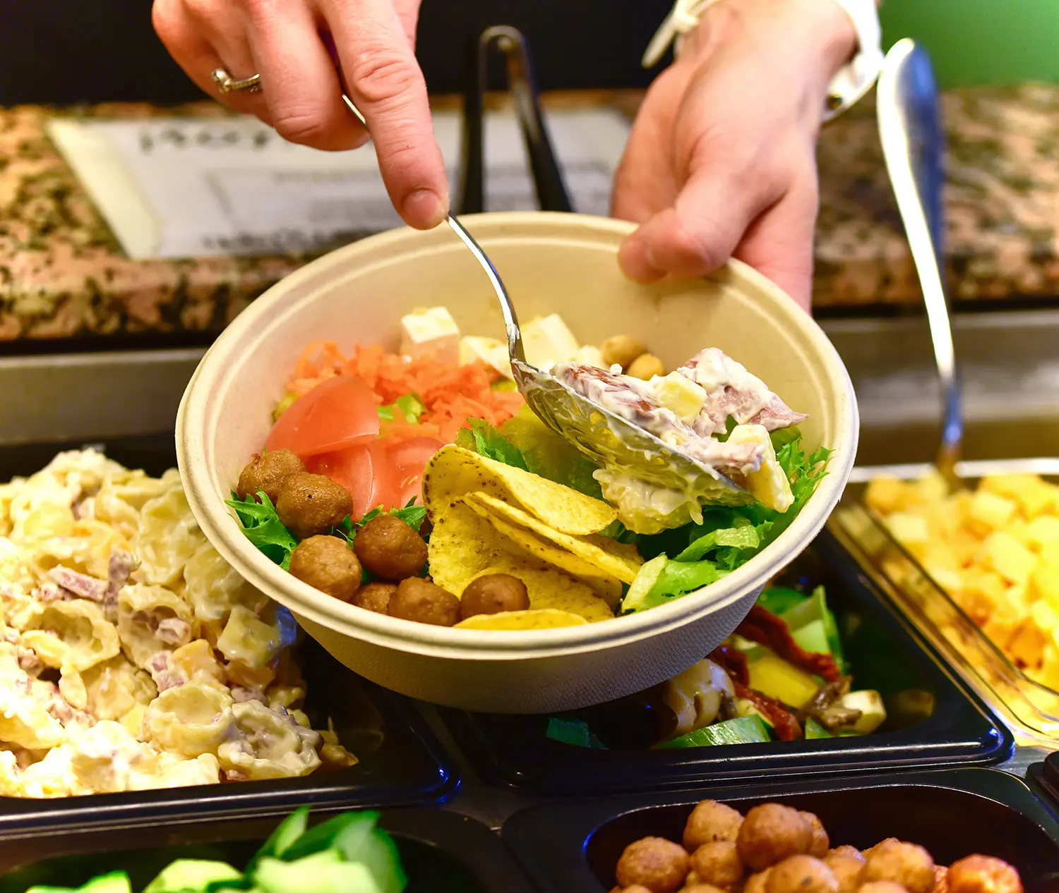 Lähikuva take-away salaatti-annoksesta