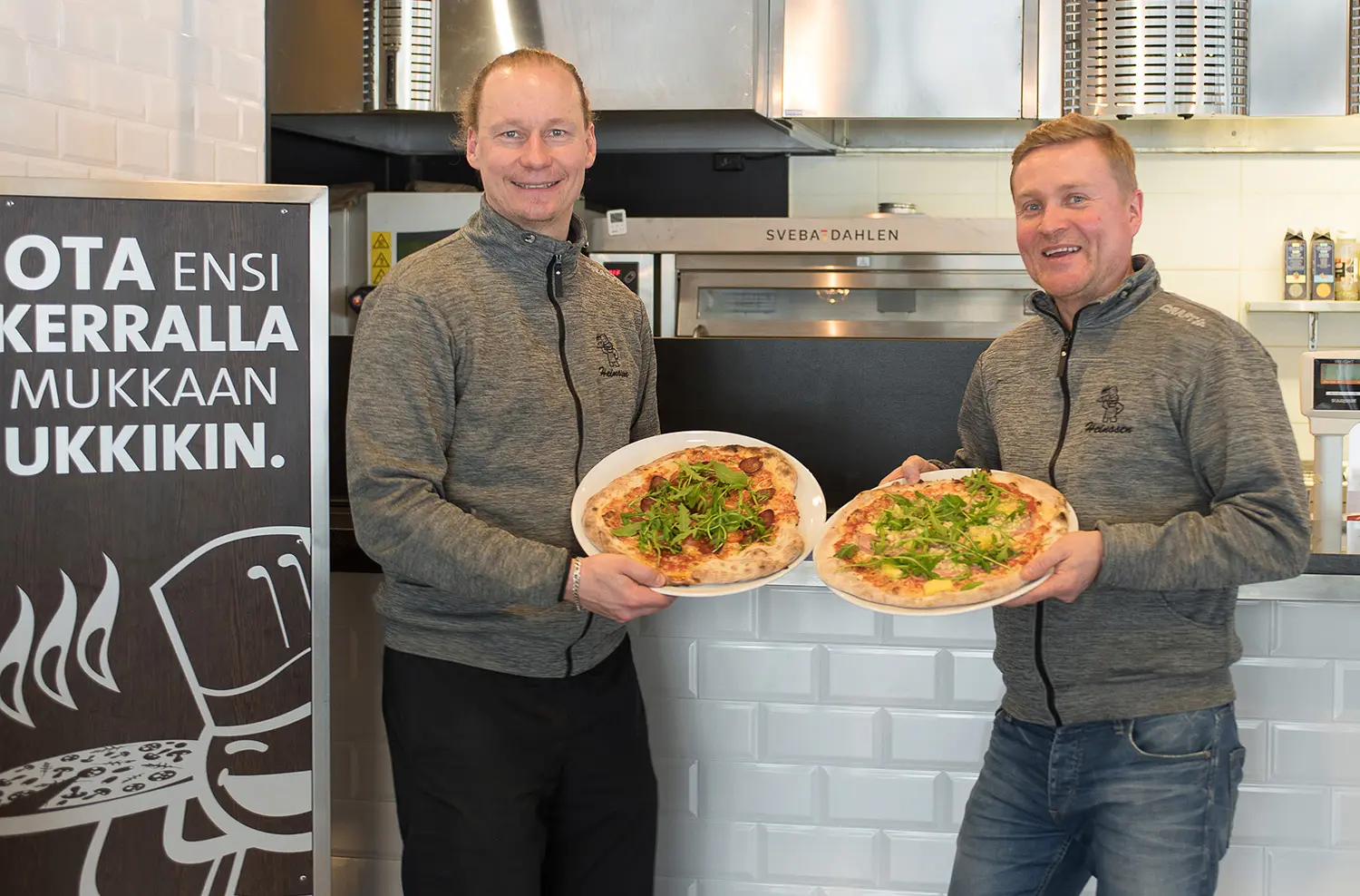 Hannu ja Petri pizzojen kanssa