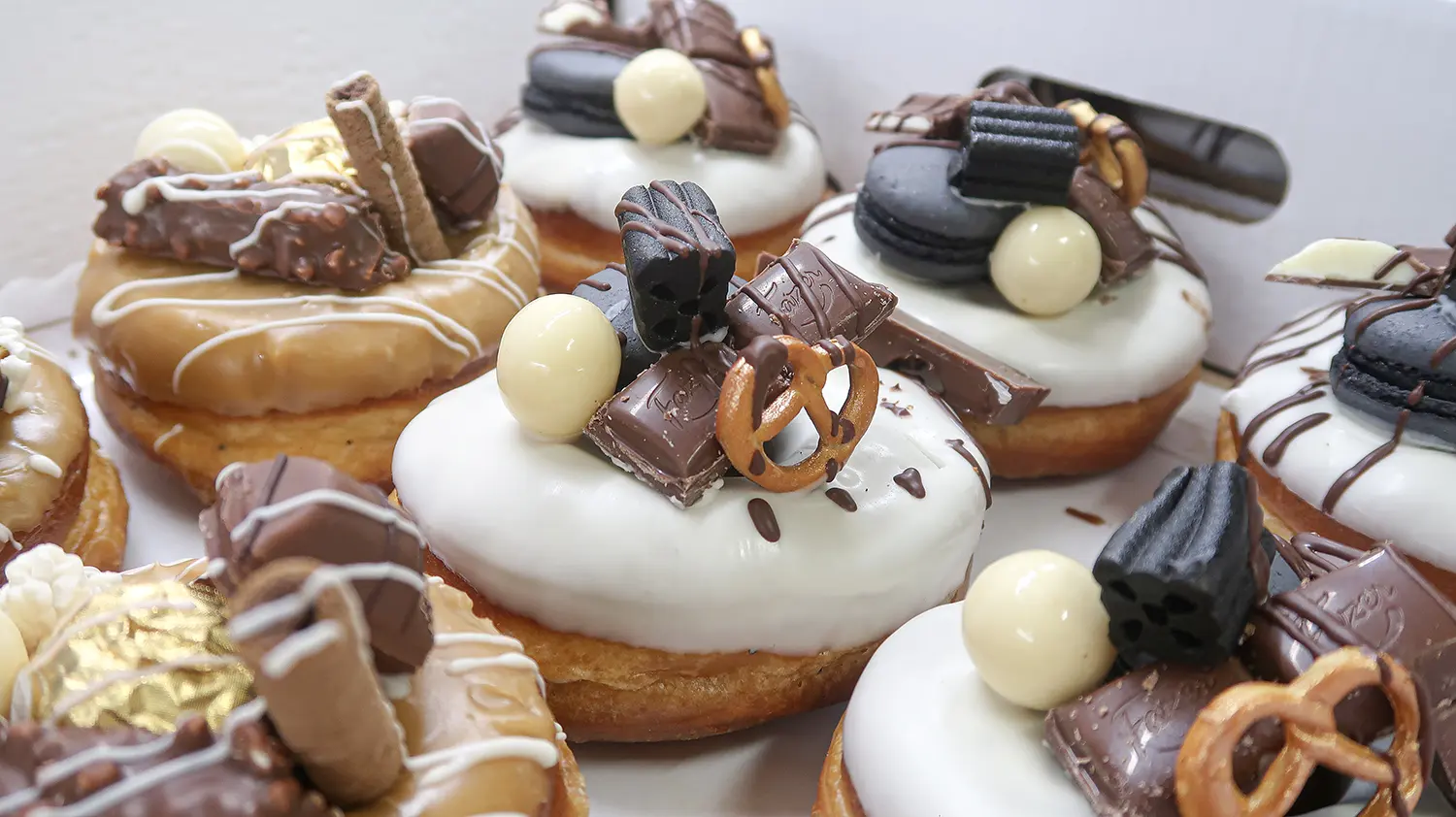 Valkosuklaalla kuorrutettu överidonitsi