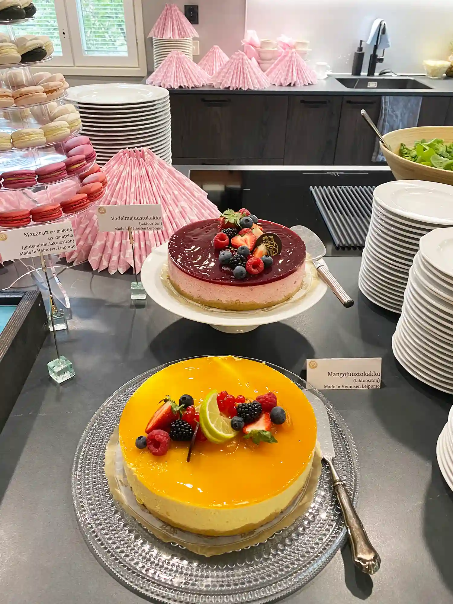 Valmistujaisjuhlien juustokakut pöydällä