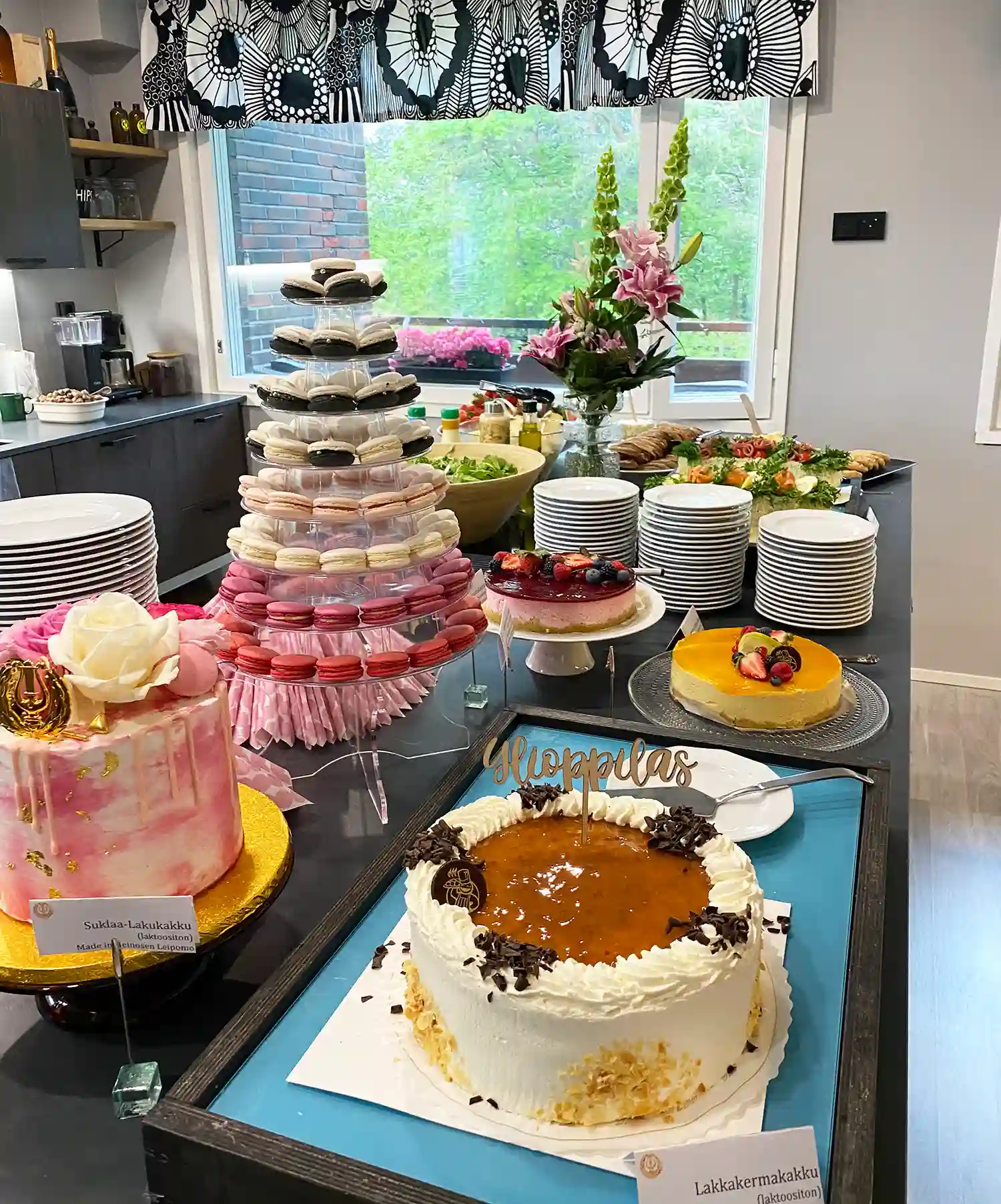 Valmistujaisjuhlien buffetpöytä