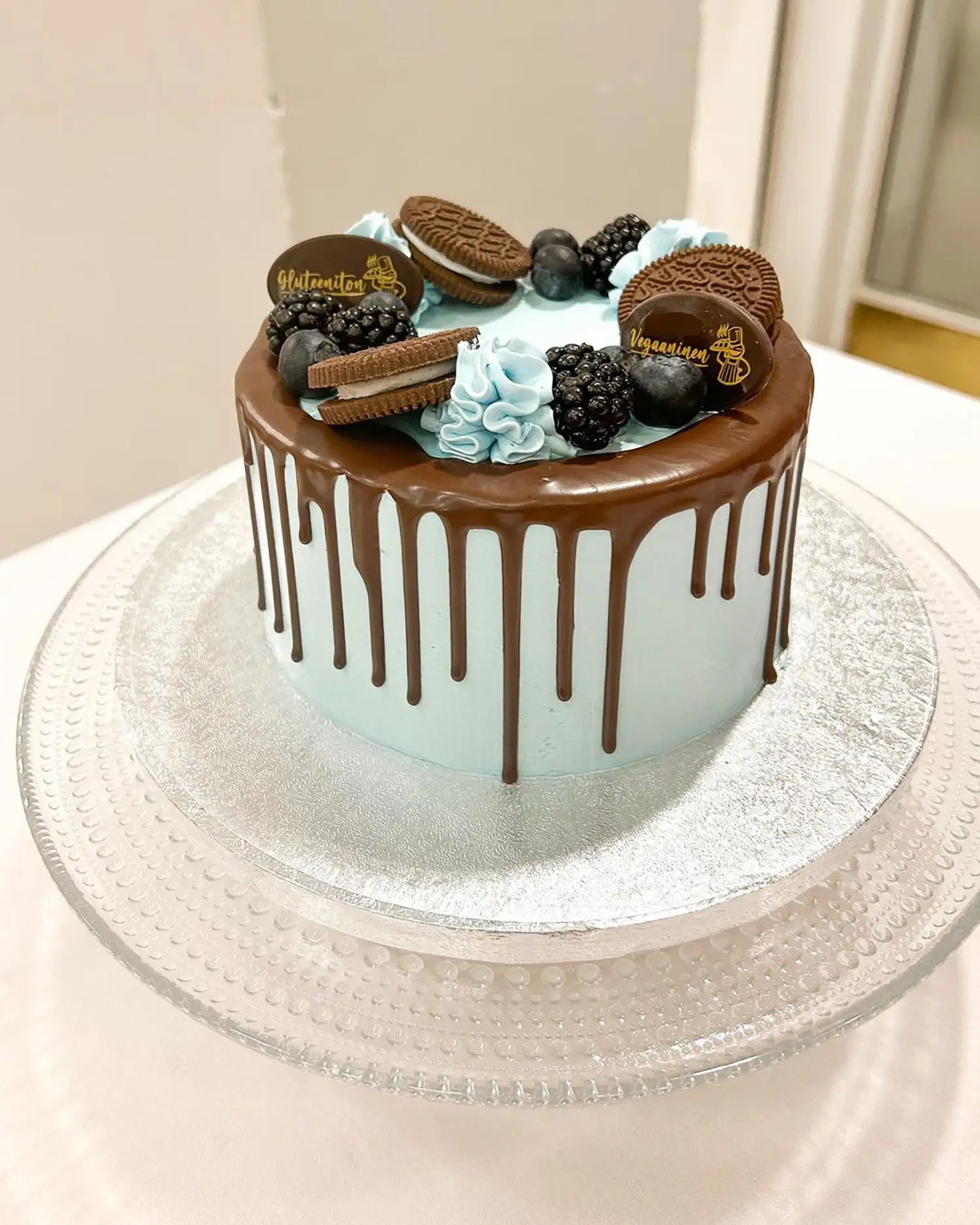 Sininen fantasiakakku hopeisella vadilla