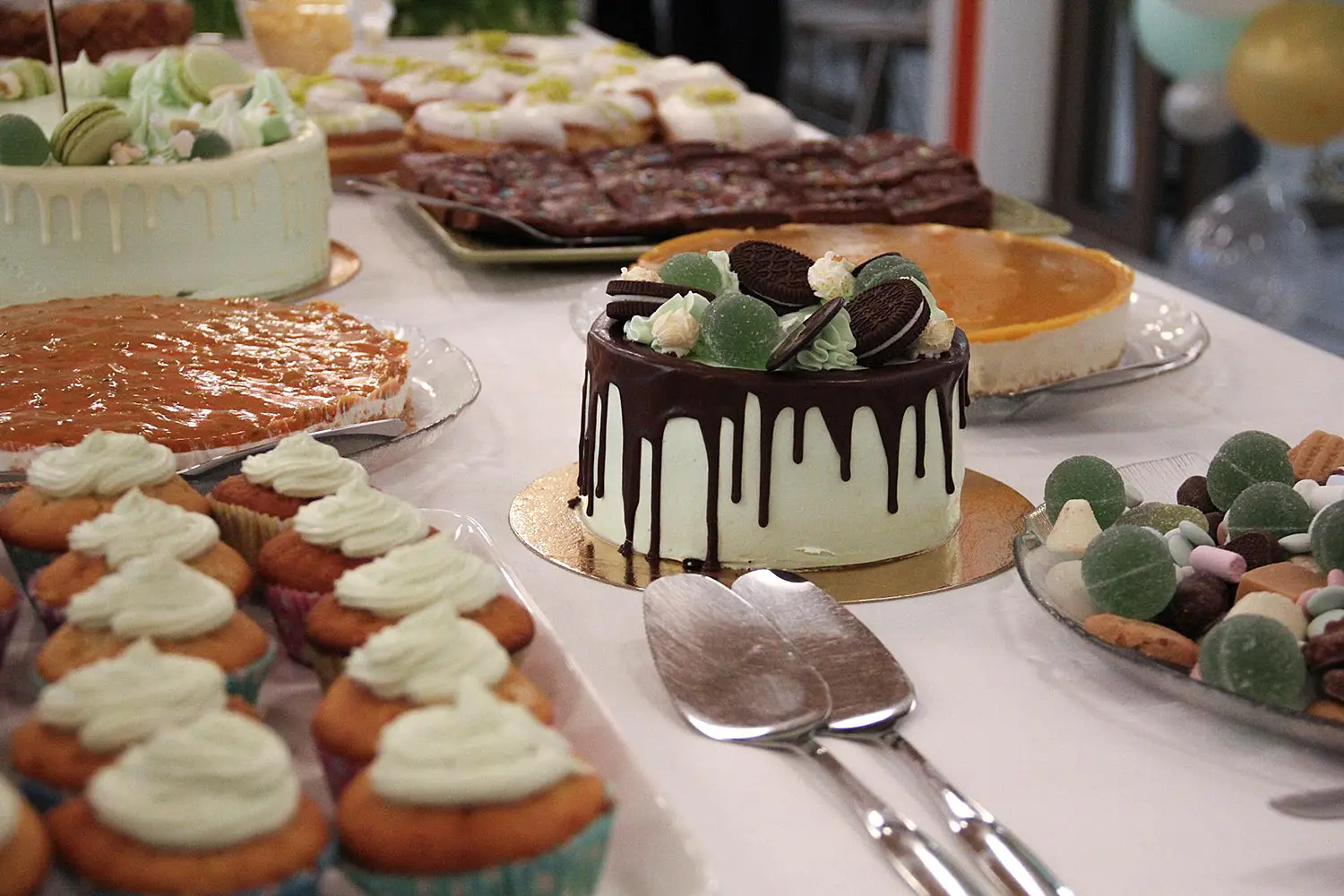 Vihreä vegaaninen täytekakku