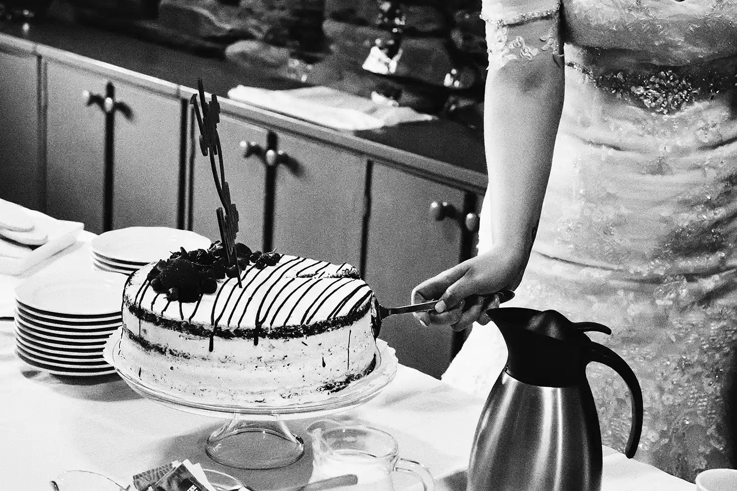 Morsian ottamassa hääkakkua