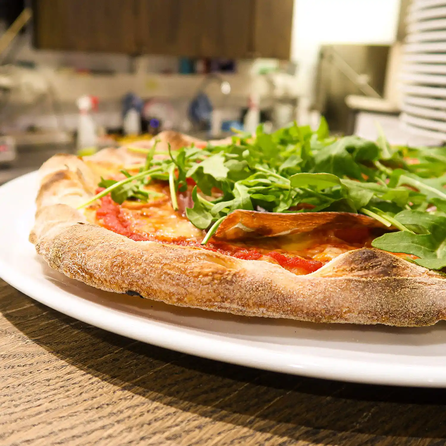 Artesaanipizza lähikuva pöydällä