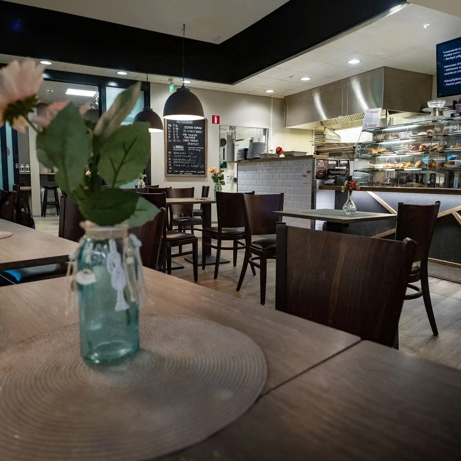 Ylämyllyn kahvilan näkymä pöydästä käsin