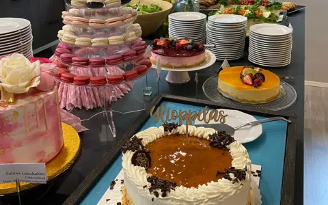 Ylioppilasjuhlien leivonnaiset ja kahvipöytä