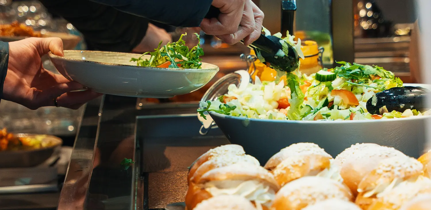 Urheiluseuran Catering - salaatit ja makeat leivonnaiset