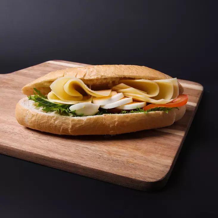 ISO JUUSTOSÄMPYLÄ - Täytetyt sämpylät - 4182 - 1